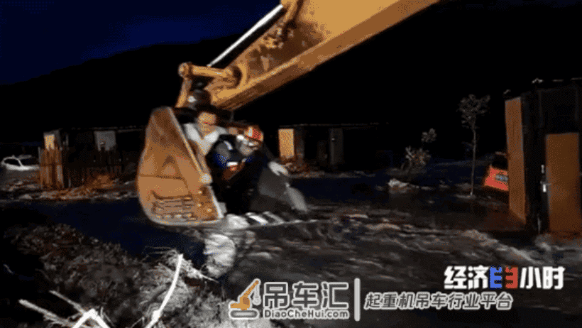 四川冕宁暴雨引发山洪!无人机、大吊车上阵!一场应急救援的生死较量→