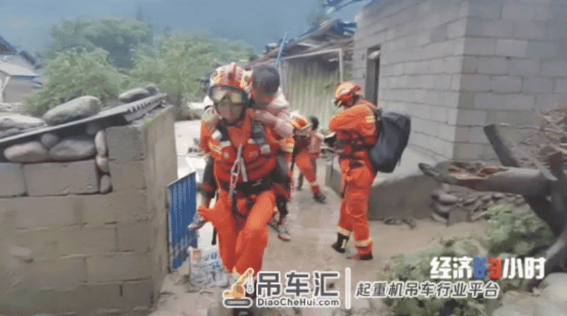 四川冕宁暴雨引发山洪!无人机、大吊车上阵!一场应急救援的生死较量→