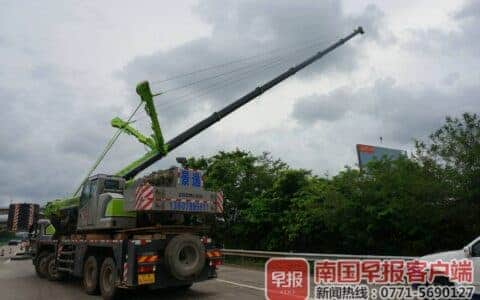 提升城市颜值！南宁出动500吨级重型吊车拆除违法广告