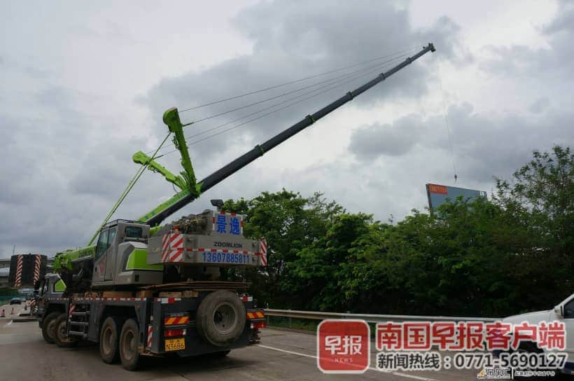 提升城市颜值!南宁出动500吨级重型吊车拆除违法广告