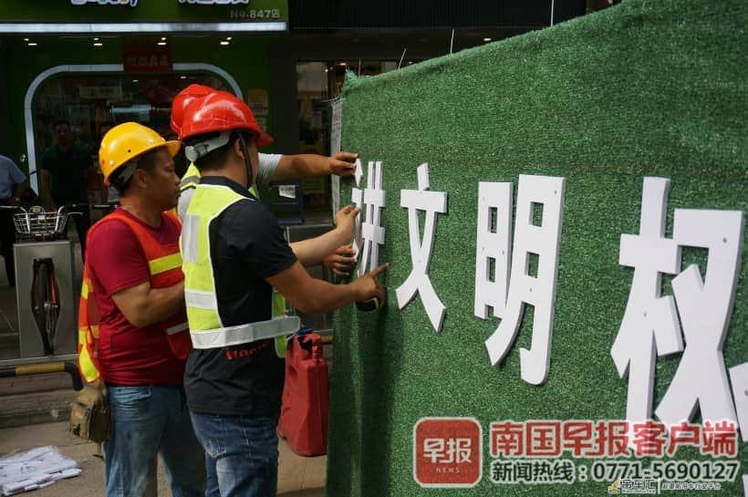 提升城市颜值!南宁出动500吨级重型吊车拆除违法广告