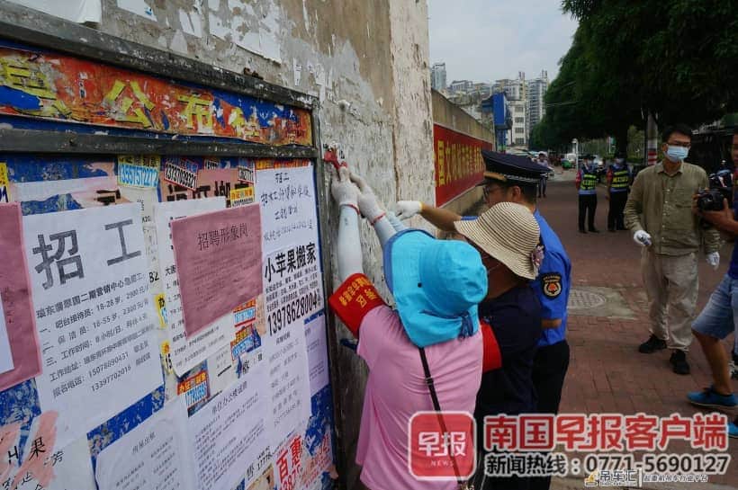 提升城市颜值!南宁出动500吨级重型吊车拆除违法广告
