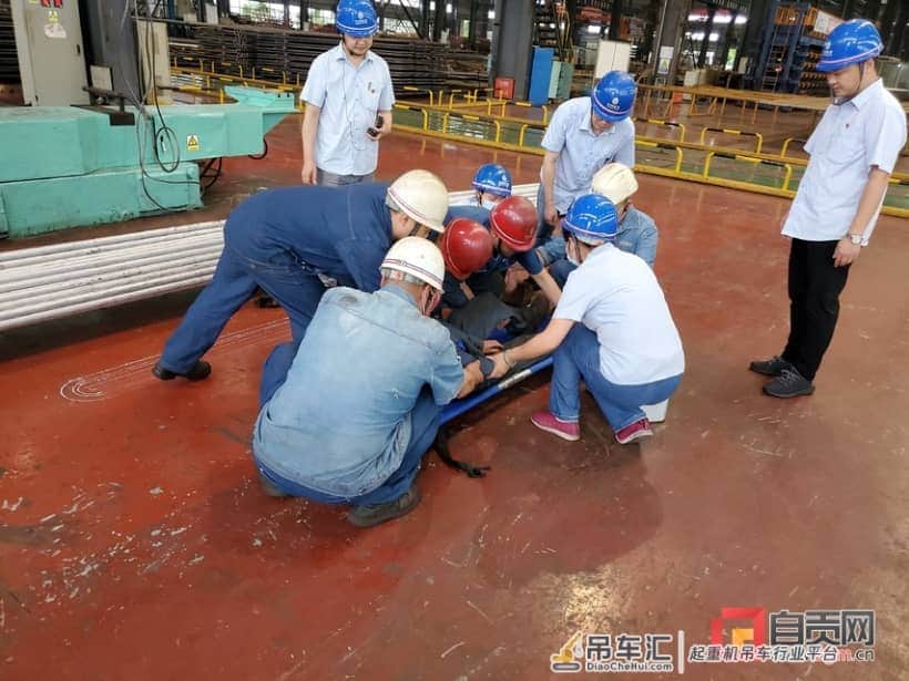 起重机吊物坠落压人 紧急救援——自贡进行特种设备事故应急救援演练