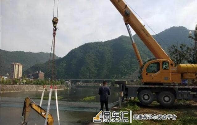 25吨吊车出门干活,必须带三个人!不然就没法进工地了?