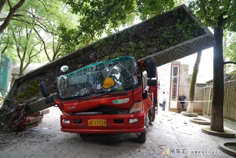 太吓人了！!！吊车被石板横梁砸变形