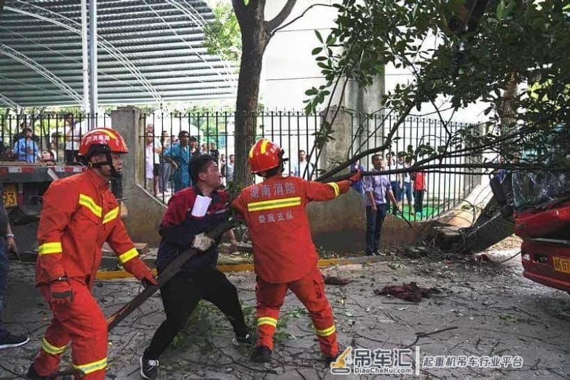 太吓人了!!!吊车被石板横梁砸变形