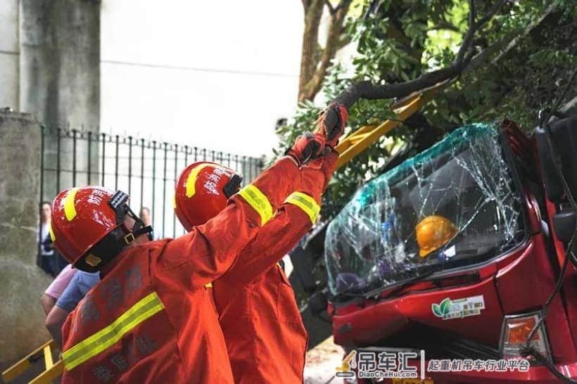 太吓人了!!!吊车被石板横梁砸变形
