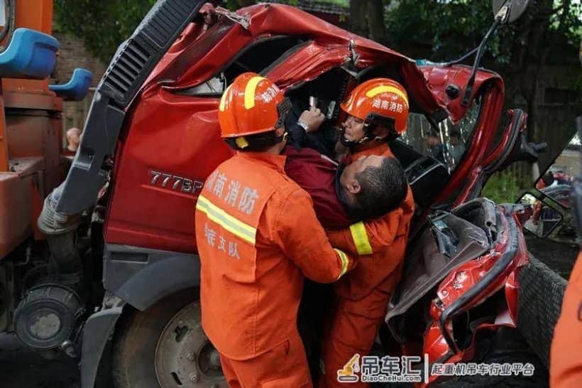太吓人了!!!吊车被石板横梁砸变形