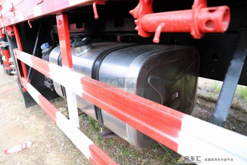 东风华神T5前四后八20吨折臂随车吊