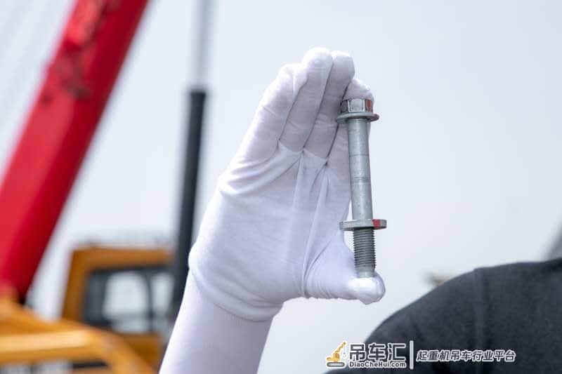 自己能把自己吊起来,吉利豪越是怎么做到的?