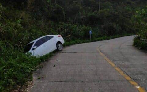 云浮城北至高村公路1小车驶入排水沟！现场好紧要！出动吊车…
