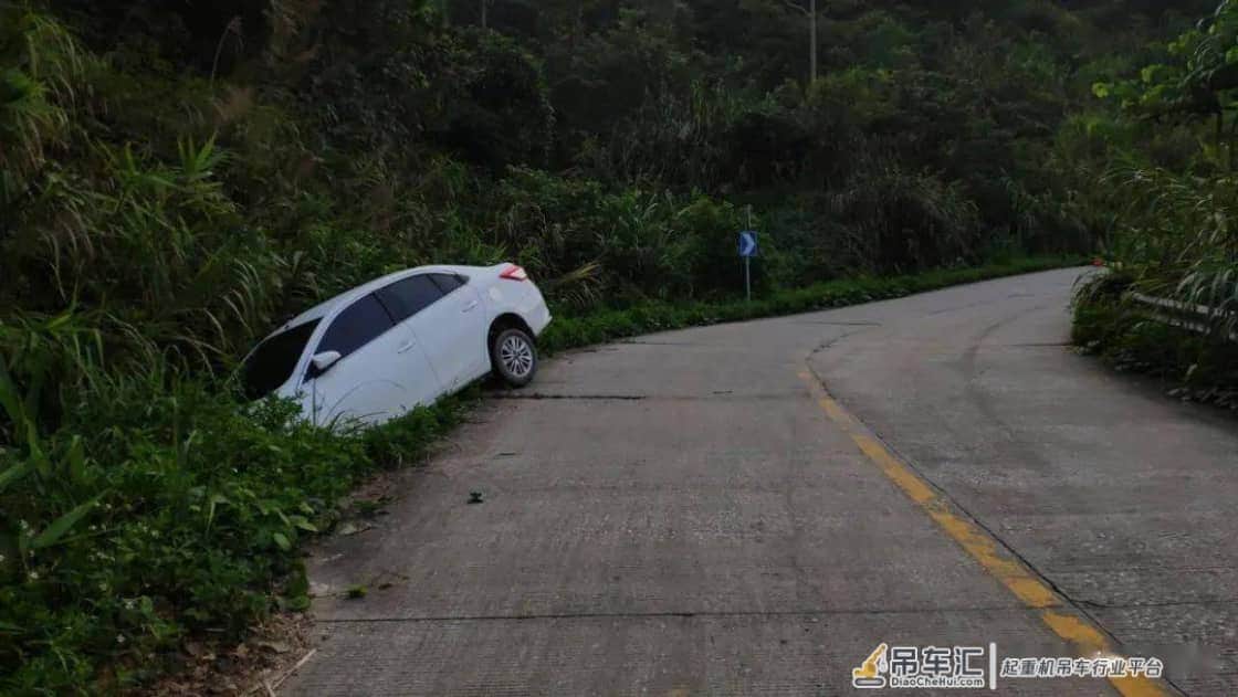 云浮城北至高村公路1小车驶入排水沟！现场好紧要！出动吊车…