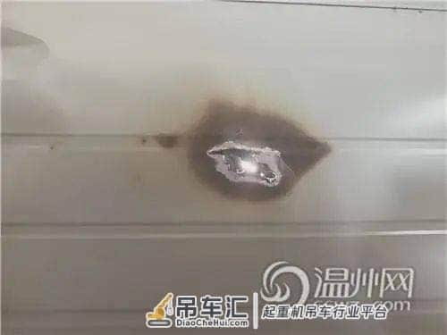 温州一工地吊车违规 太吓人了