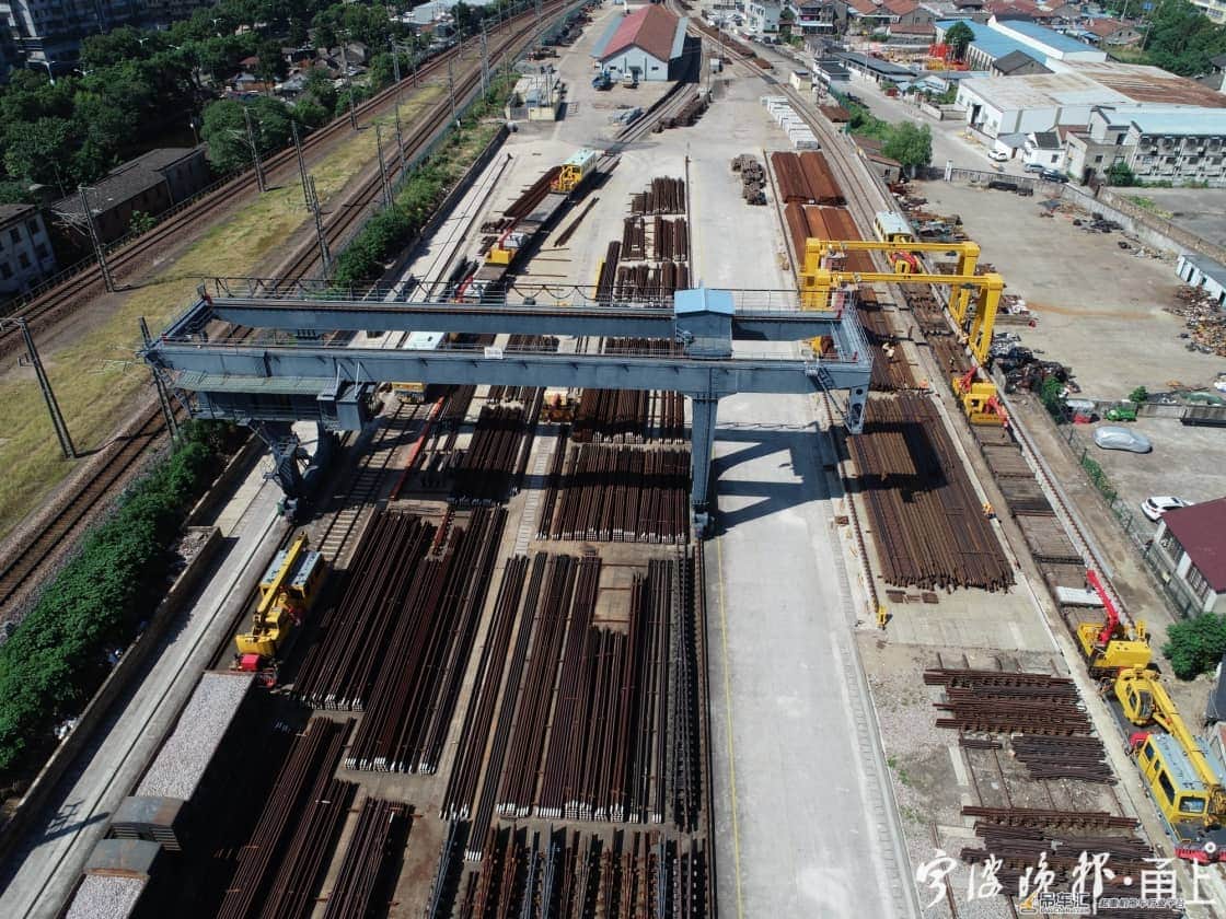 40℃的驾驶室四面“见光”,宁波龙门吊司机20米高空展绝技