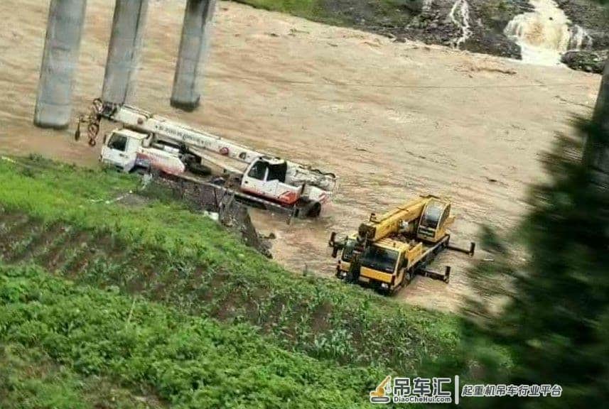 全国多地爆发洪水!只能眼睁睁的看着吊车被淹...
