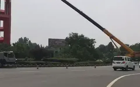 吊车大臂敢伸45米，简直太吓人