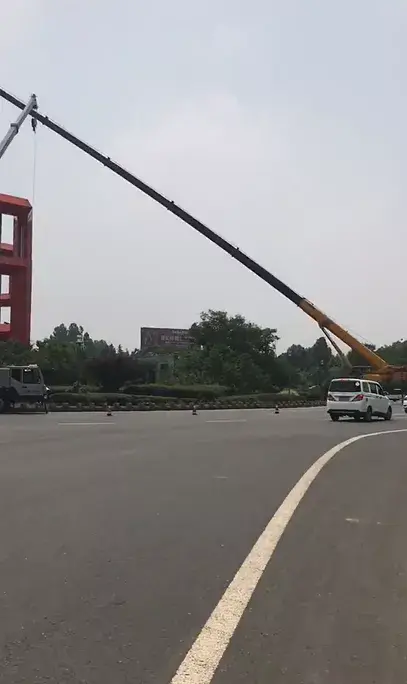 吊车大臂敢伸45米，简直太吓人