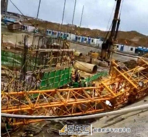 塔吊倒塌时,塔司竟是在玩手机!万科理想城工地执行经理/安全员/塔吊指挥被处理