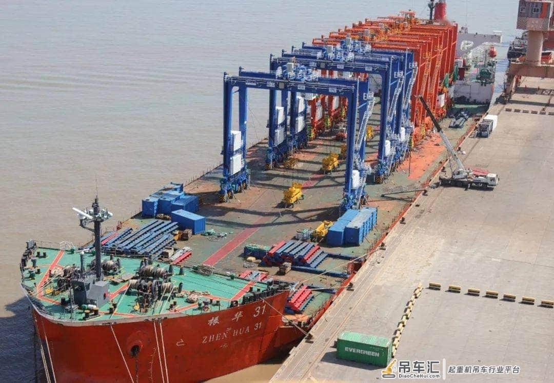 温州港状元岙港区4台新龙门吊顺利到港
