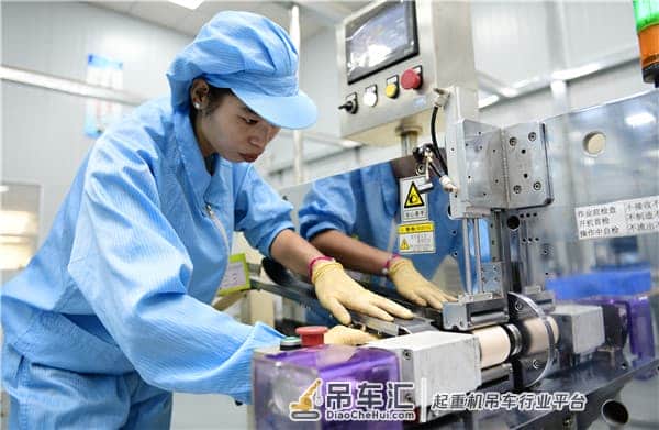 节能还长寿!中山产“超级电池”为码头吊机节油65%