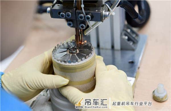 节能还长寿!中山产“超级电池”为码头吊机节油65%