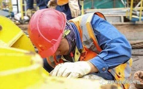 当“巨无霸”遇见“擎天柱”！750吨履带吊来助力