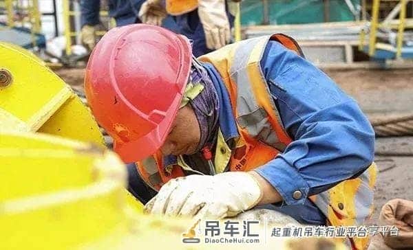 当“巨无霸”遇见“擎天柱”！750吨履带吊来助力
