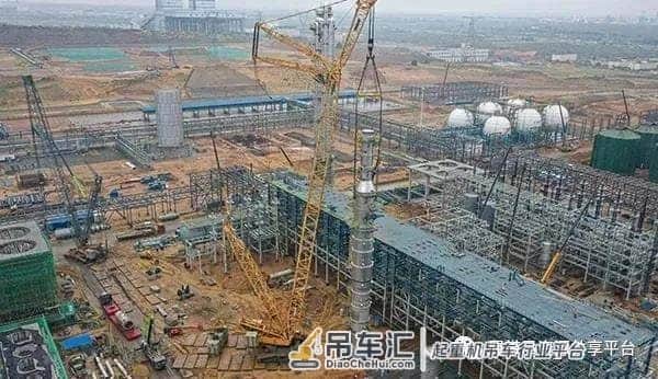 当“巨无霸”遇见“擎天柱”!750吨履带吊来助力