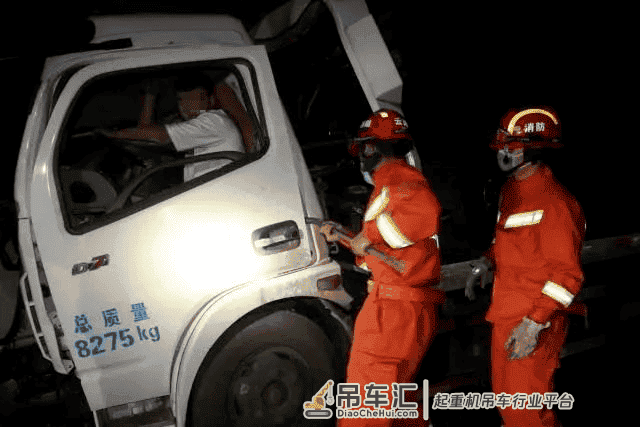 凌晨5点31分!罗平九龙一辆吊车撞上路石...