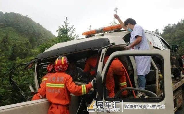 凌晨5点31分!罗平九龙一辆吊车撞上路石...