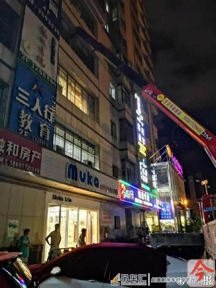 广西柳州两工人高空换招牌，连同吊篮一起坠落