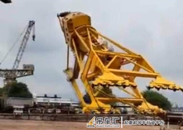 印度维沙卡帕特南造船厂起重机事故，死亡人数上升至11人