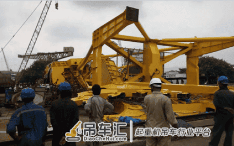 印度某造船厂一大型起重机垮塌 致10人死亡