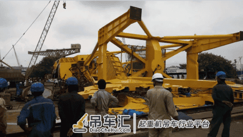 印度某造船厂一大型起重机垮塌 致10人死亡