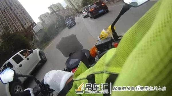两人被塔吊砸伤 交警“铁骑”带领救护车上演“生死时速”