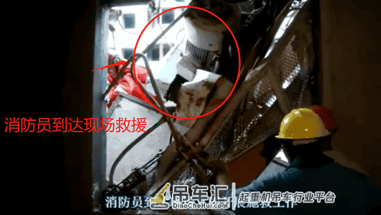 8月11日江苏徐州睢宁突发一起塔吊倒塌事故，水泥配重块砸中工人