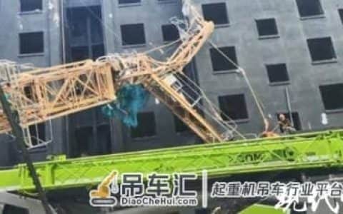 徐州一工地塔吊倒塌，配重块砸中工人