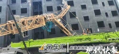 徐州一工地塔吊倒塌,配重块砸中工人