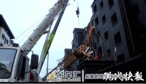 徐州一工地塔吊倒塌,配重块砸中工人