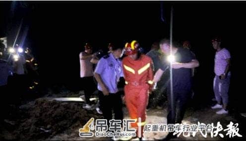 徐州一工地塔吊倒塌,配重块砸中工人