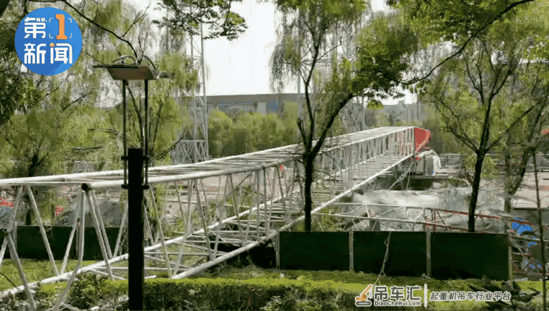西安一高校施工现场履带吊发生倒塌，官方回应！