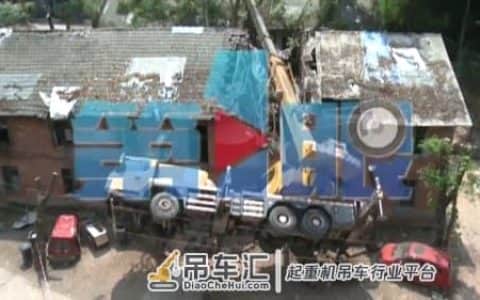 大吊车作业意外侧翻 七家居民房屋受损