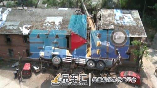 大吊车作业意外侧翻 七家居民房屋受损