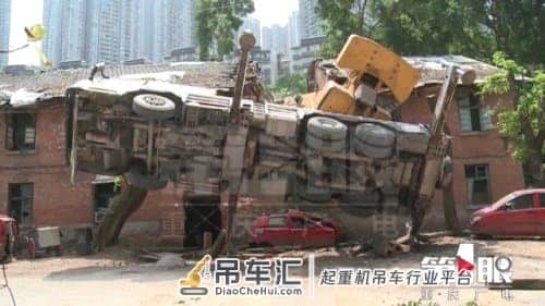 大吊车作业意外侧翻 七家居民房屋受损
