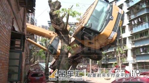 大吊车作业意外侧翻 七家居民房屋受损