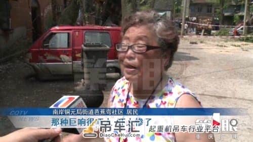 大吊车作业意外侧翻 七家居民房屋受损