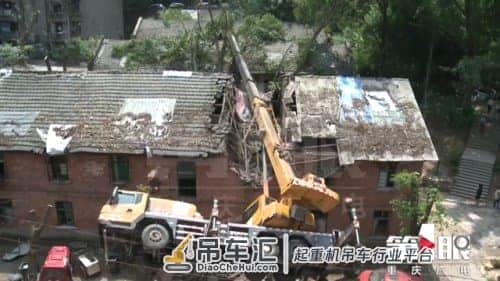 大吊车作业意外侧翻 七家居民房屋受损