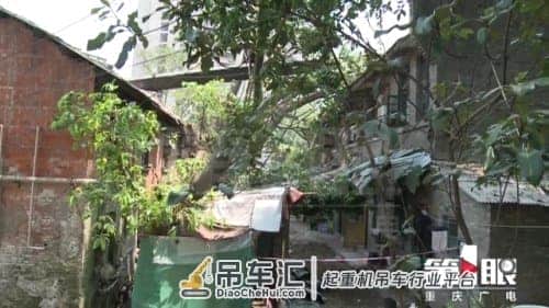 大吊车作业意外侧翻 七家居民房屋受损