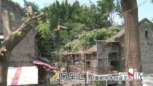 大吊车作业意外侧翻 七家居民房屋受损