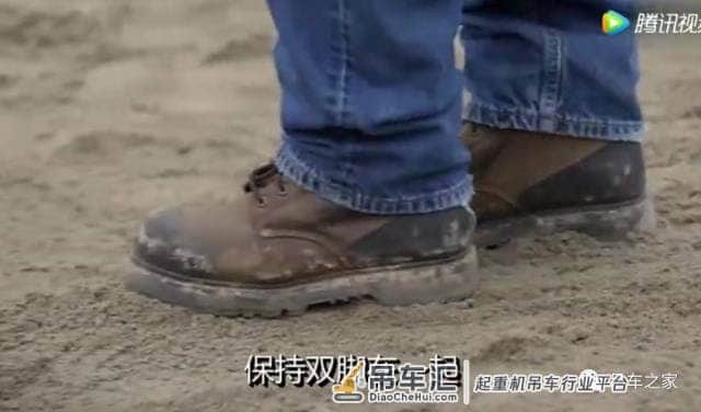 「涨知识」吊车误触高压线,司机该如何逃生?